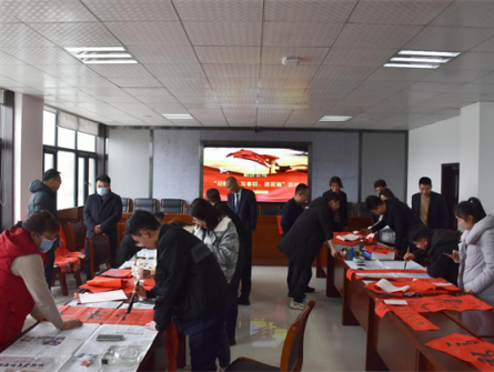 翰墨迎新春  濃情送祝?！?新區(qū)公司“迎新春  寫春聯(lián)  送祝?！被顒颖M顯濃濃年味