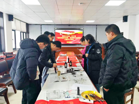 新區(qū)公司第一黨支部開展“迎春納福寫春聯(lián)，翰墨飄香送祝?！敝黝}黨日活動